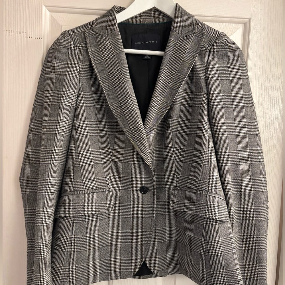 Size 6, Banana Republic herringbone jacket.